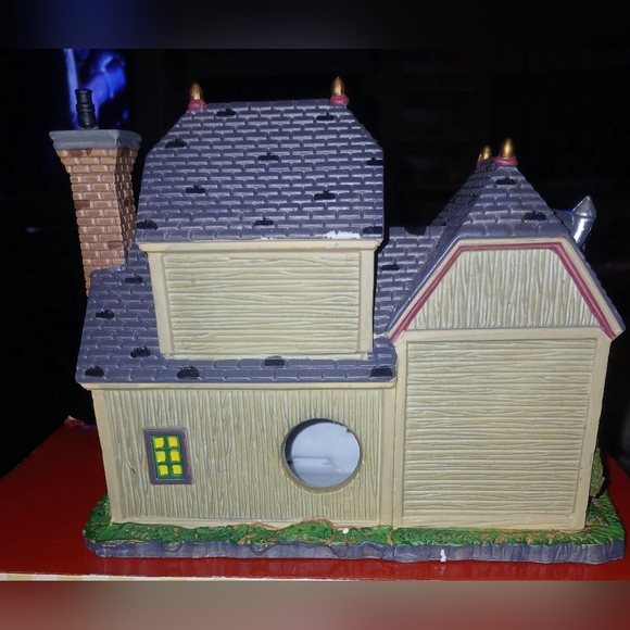 Lemax Lighted Winery Building - Green, Red, and Brown - Picture 4 of 9